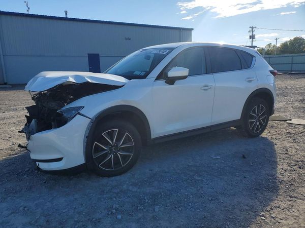 2018 MAZDA CX-5 Touring — Front 3/4