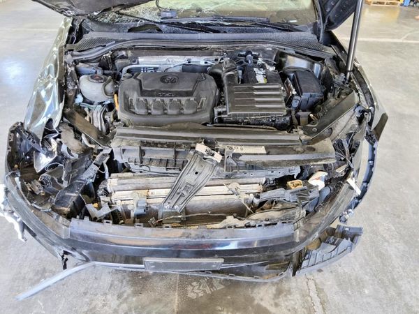 2019 VOLKSWAGEN TIGUAN — Engine bay