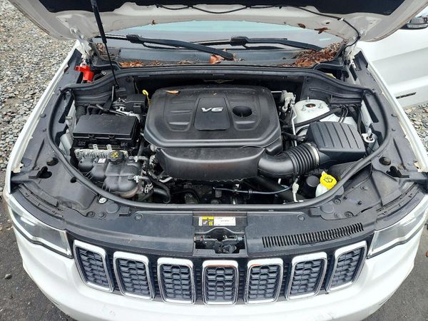 2017 JEEP CHEROKEE Limited — Engine bay