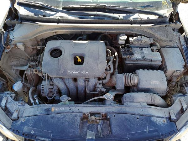 2018 HYUNDAI ELANTRA — Engine bay