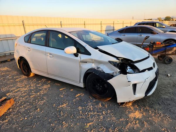 2015 TOYOTA PRIUS — Passenger 3/4