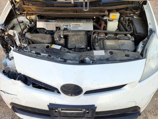 2015 TOYOTA PRIUS — Engine bay