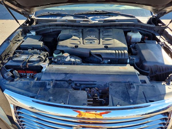 2014 INFINITI QX80 — Engine bay