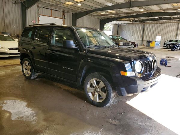 2012 JEEP PATRIOT Latitude — Passenger 3/4
