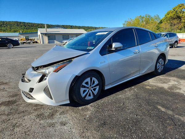 2017 TOYOTA PRIUS — Front 3/4