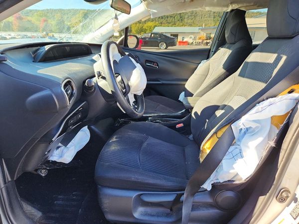 2017 TOYOTA PRIUS — DENT
