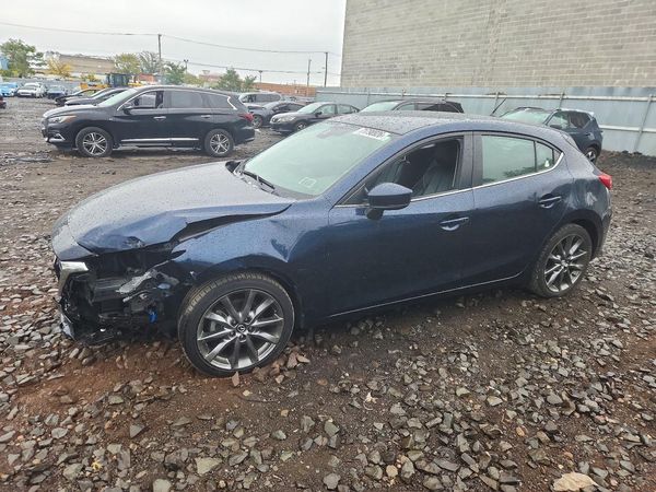 2018 MAZDA 3 Touring — Front 3/4