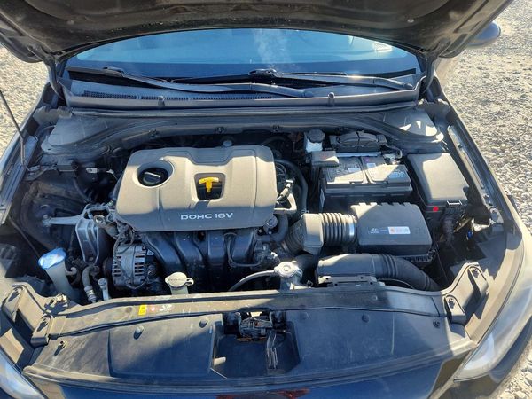 2018 HYUNDAI ELANTRA — Engine bay
