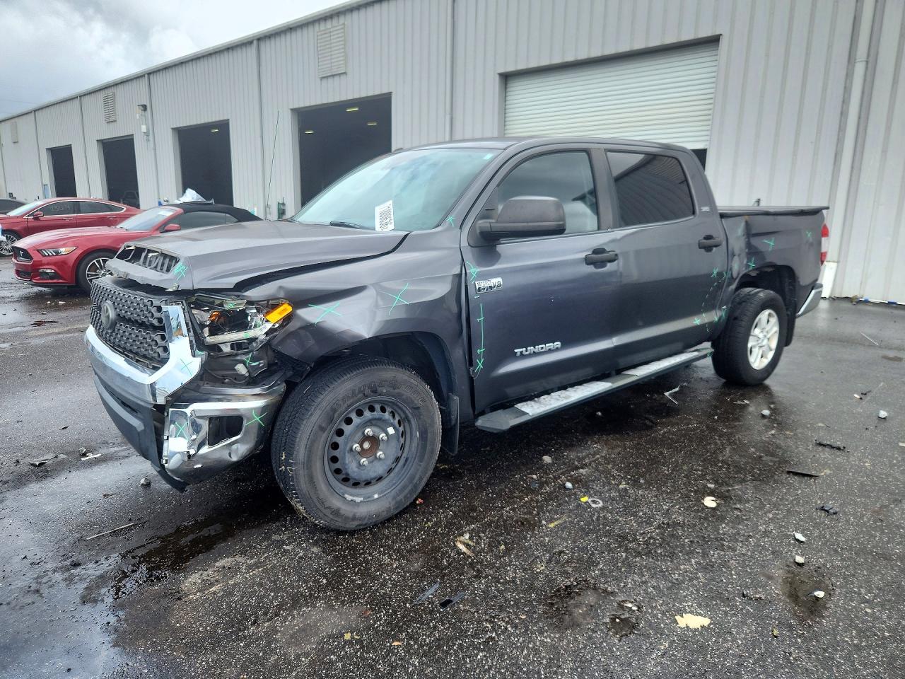 2018 TOYOTA TUNDRA SR5 — Front 3/4