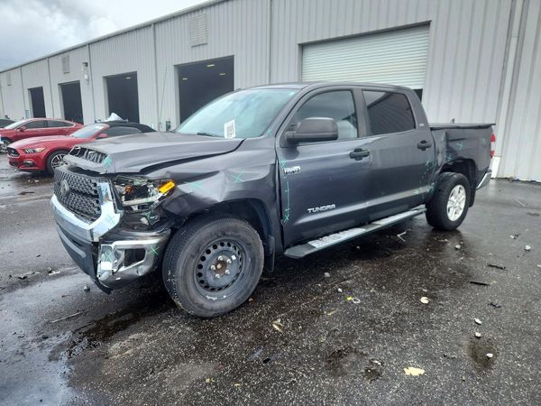 2018 TOYOTA TUNDRA SR5 — Front 3/4