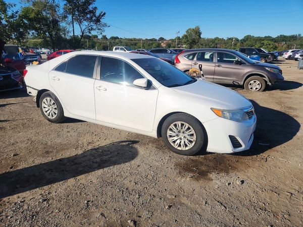 2014 TOYOTA CAMRY — Passenger 3/4