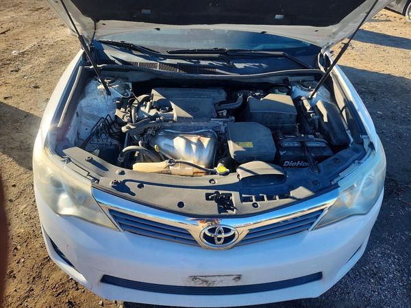 2014 TOYOTA CAMRY — Engine bay