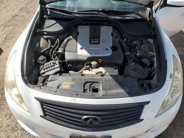 2012 INFINITI G37 — Engine bay