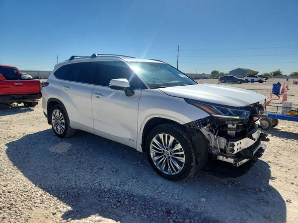 2025 TOYOTA HIGHLANDER Platinum — Passenger 3/4