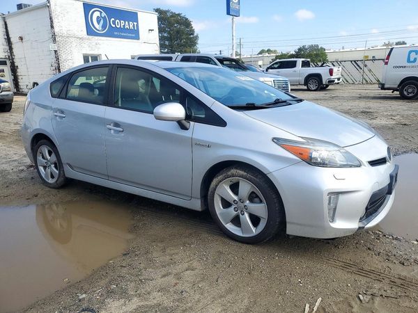 2013 TOYOTA PRIUS — Passenger 3/4