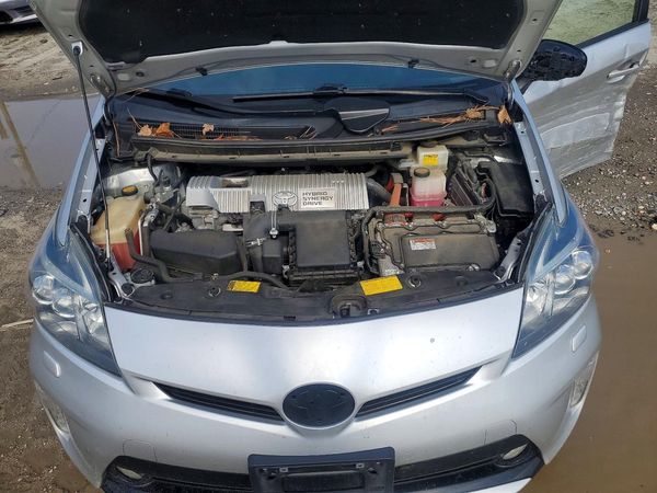 2013 TOYOTA PRIUS — Engine bay
