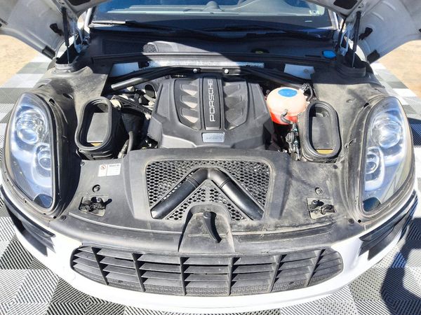 2016 PORSCHE MACAN — Engine bay