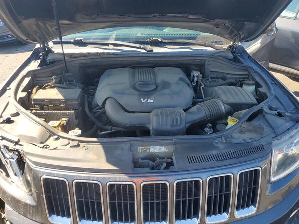 2014 JEEP CHEROKEE Laredo — Engine bay
