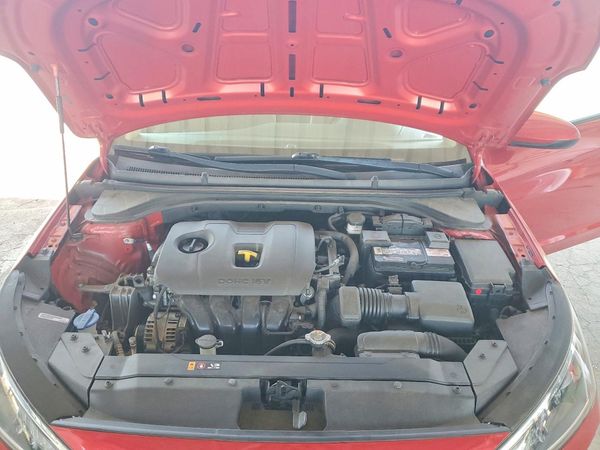 2020 HYUNDAI ELANTRA SE — Engine bay