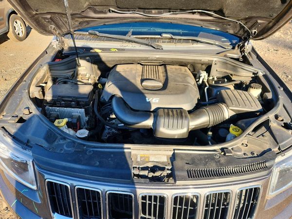 2015 JEEP GRAND CHEROKEE Limited — Engine bay