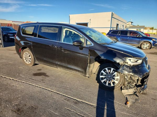 2023 CHRYSLER PACIFICA Touring L — Passenger 3/4
