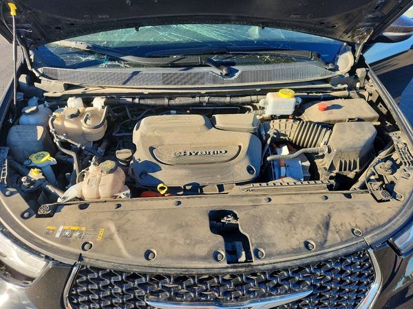 2023 CHRYSLER PACIFICA Touring L — Engine bay