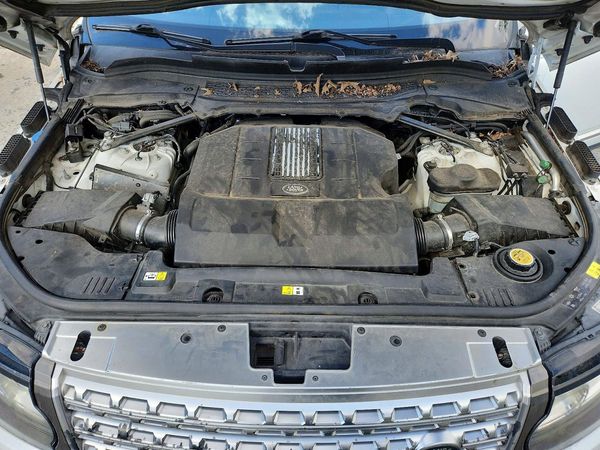 2016 LAND ROVER RANGEROVER — Engine bay