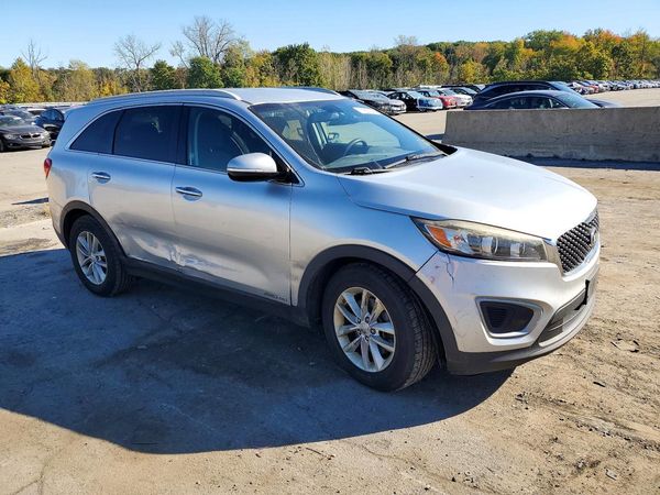 2017 KIA SORENTO L, LX — Passenger 3/4