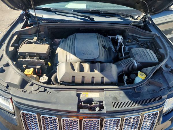2016 JEEP GRAND CHEROKEE Summit — Engine bay