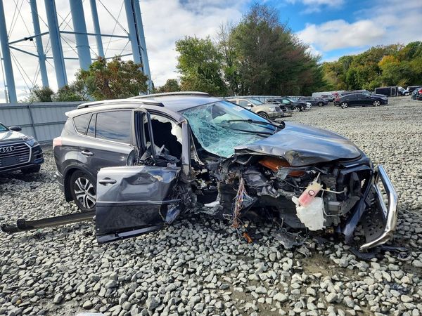 2017 TOYOTA RAV4 LE — Passenger 3/4