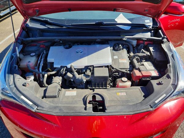 2018 TOYOTA PRIUS — Engine bay