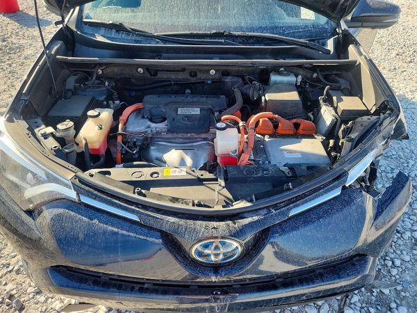 2018 TOYOTA RAV4 Ltd — Engine bay