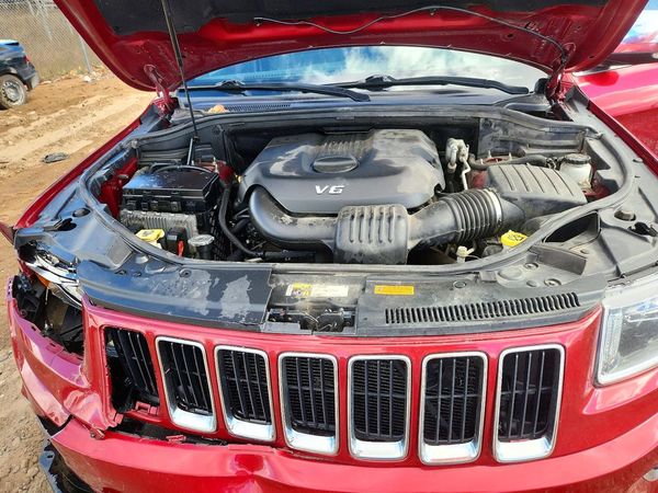 2015 JEEP GRAND CHEROKEE Limited — Engine bay