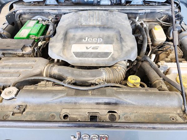 2015 JEEP WRANGLER UNLIMITED Sport — Engine bay