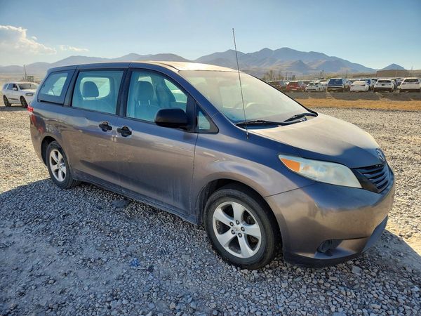 2013 TOYOTA SIENNA — Passenger 3/4