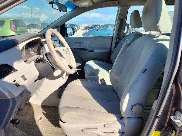 2013 TOYOTA SIENNA — DENT