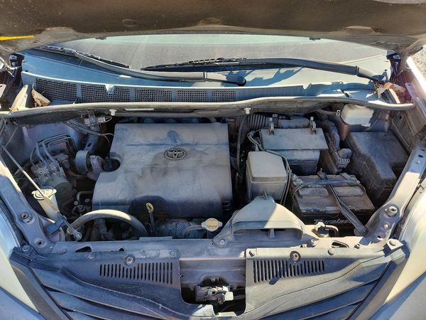2013 TOYOTA SIENNA — Engine bay