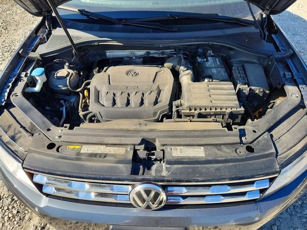 2018 VOLKSWAGEN TIGUAN SE, 4Motion SEL — Engine bay