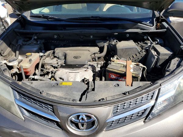 2013 TOYOTA RAV4 Sports — Engine bay