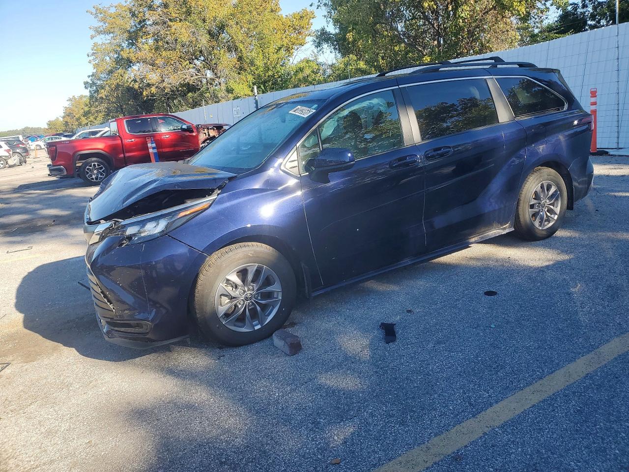 2025 TOYOTA SIENNA LE — Front 3/4