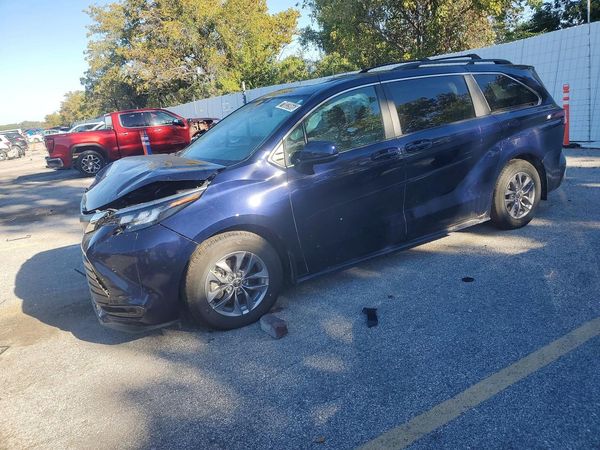 2025 TOYOTA SIENNA LE — Front 3/4