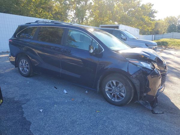2025 TOYOTA SIENNA LE — Passenger 3/4