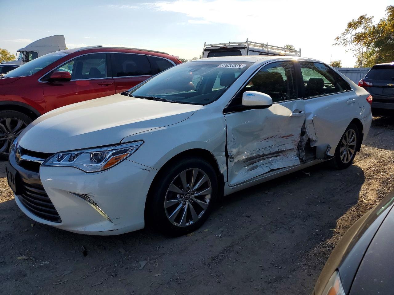 2017 TOYOTA CAMRY XLE/XSE — Front 3/4