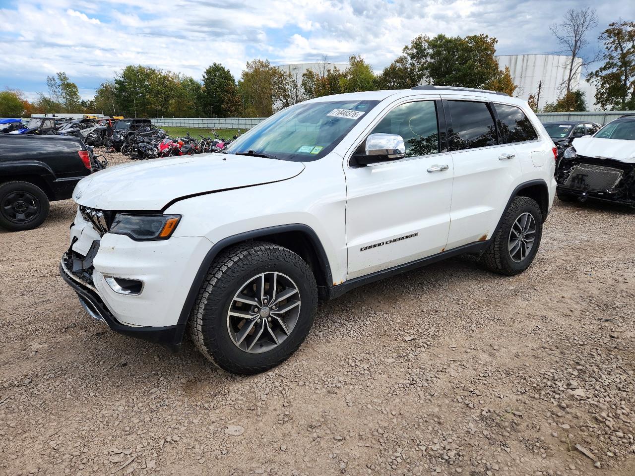 2017 JEEP GRAND CHEROKEE Limited — Front 3/4