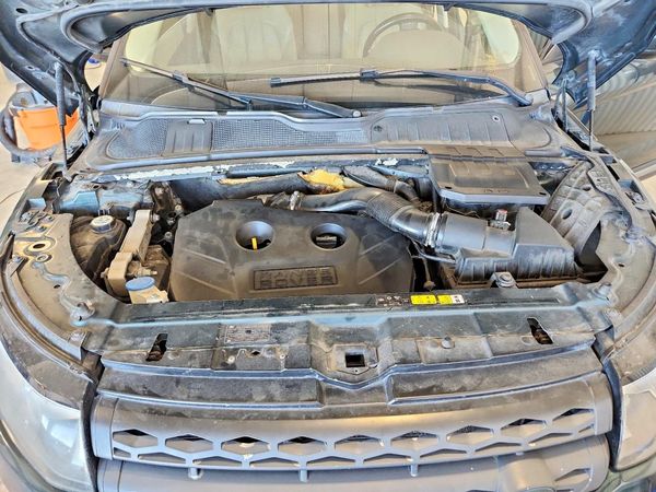 2014 LAND ROVER RANGEROVER Pure Plus — Engine bay