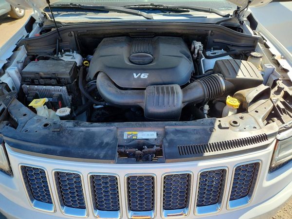 2015 JEEP GRAND CHEROKEE — Engine bay