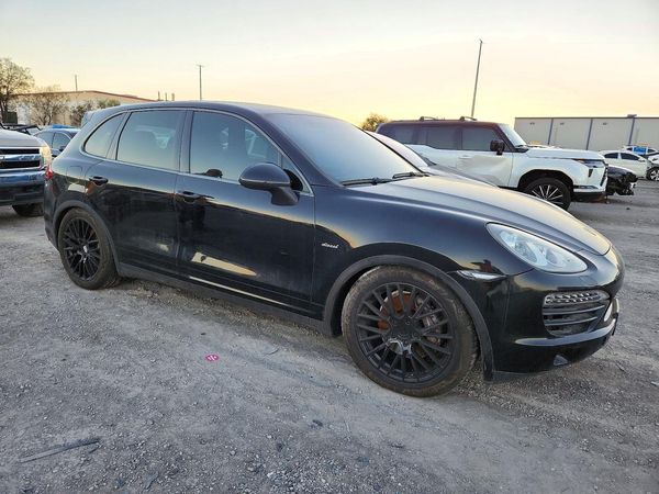 2014 PORSCHE CAYENNE — Passenger 3/4
