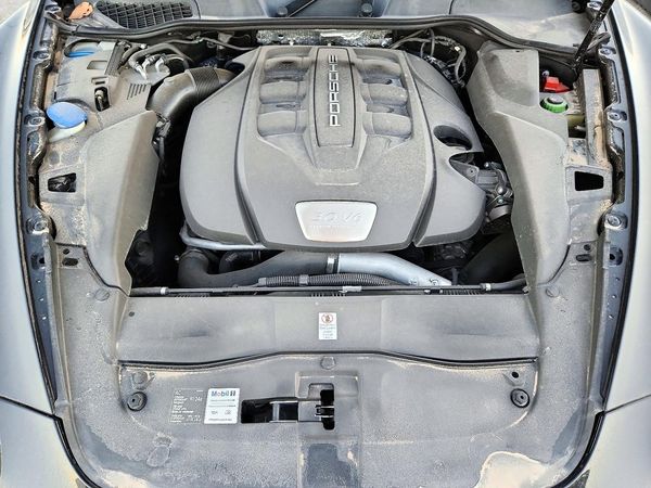 2014 PORSCHE CAYENNE — Engine bay