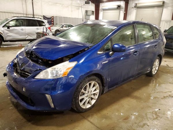 2013 TOYOTA PRIUS — Front 3/4
