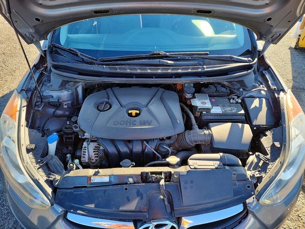 2012 HYUNDAI ELANTRA GLS(Middle grade) — Engine bay
